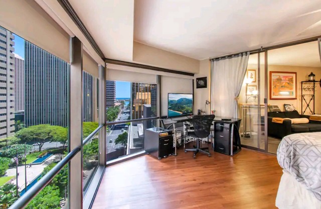 ExecutiveUnit ocean view-freeWIFI heated Olympic size pool-jacuzzi-heart of town
