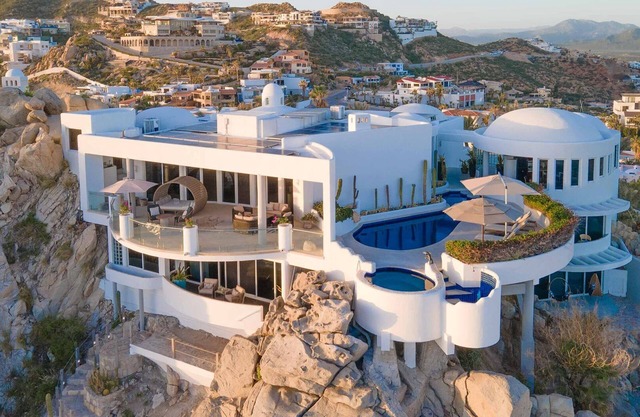 Expansive Cliffside Villa with Panoramic Ocean View, Sauna, Pool & Jacuzzi. Daily Butler Included