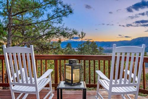 Expansive Monument Home Hot Tub and Mountain Views!