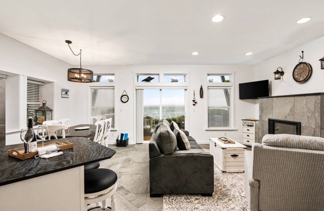 Expansive Ocean Views From Home and Hot Tub, Pet Friendly, Private Deck, Fireplace, Steps From Beach