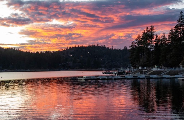 Experience lake life steps away! Crestline's 4-bedroom retreat near Lake Gregory