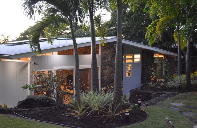 Experience Paradise At Our Modern Hawaiian Cottage With Ocean Across The Street