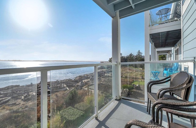Experience Siletz Bay-3rd Floor Ocean Views, Beach Access, in the Taft District