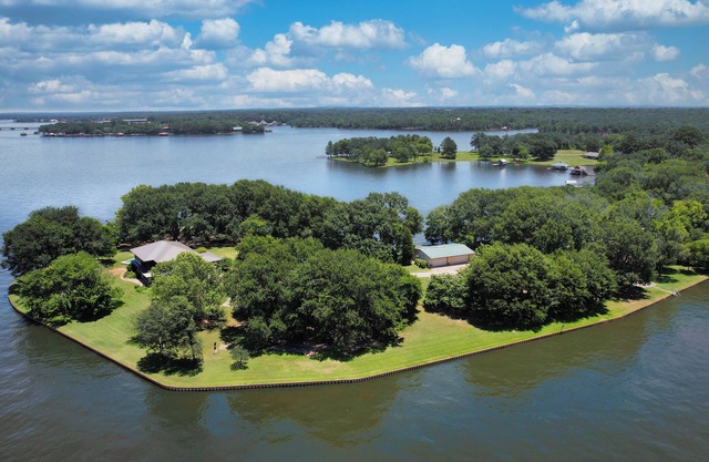 Experience Ultimate Lakeside Relaxation: Rent The Whole Nest - Four Modern Cottages at Cedar Creek Lake