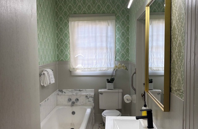 Explore BR in newly renovated house-Walk to Perkins Overpass Dining, Bars &Parks