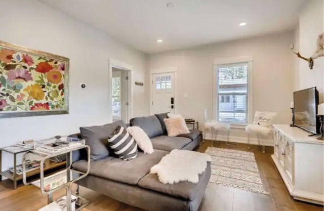 EXPLORE CO-Gorgeous unit for 4. Super central.