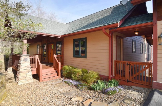 Explore 'Harmony Hill' w/Mountain Views, Chef's Kitchens, TV, & HOT TUB!♨️
