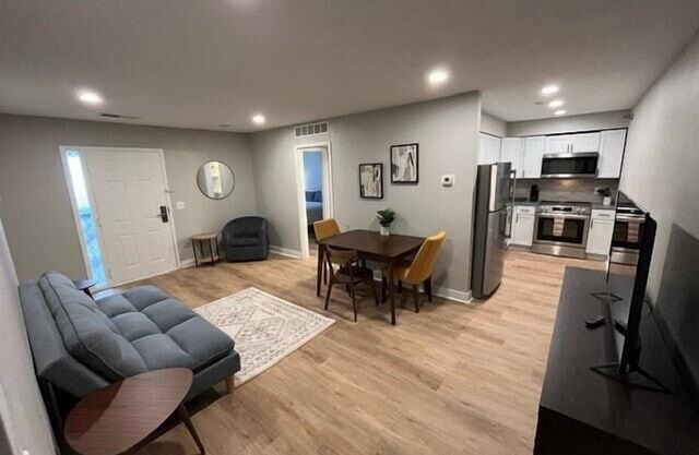 Explore Omaha, Walk to Aksarben Village