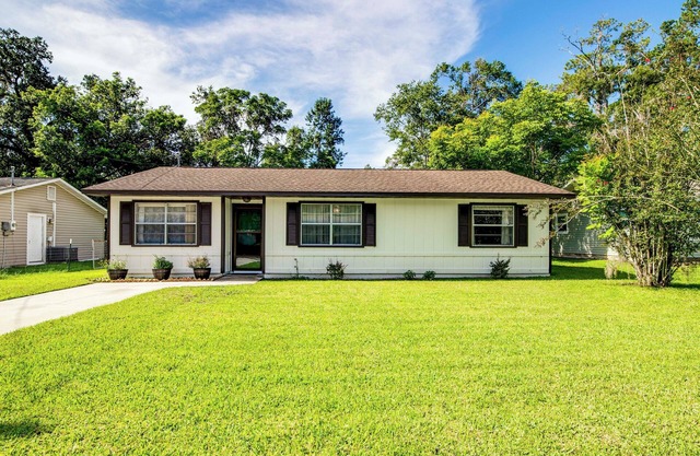 Explore Weeki Wachee Springs: Pet-Friendly Home