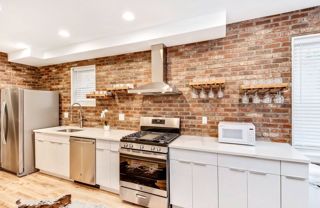 Exquisite Downtown 5B/3.5B w/Patio!