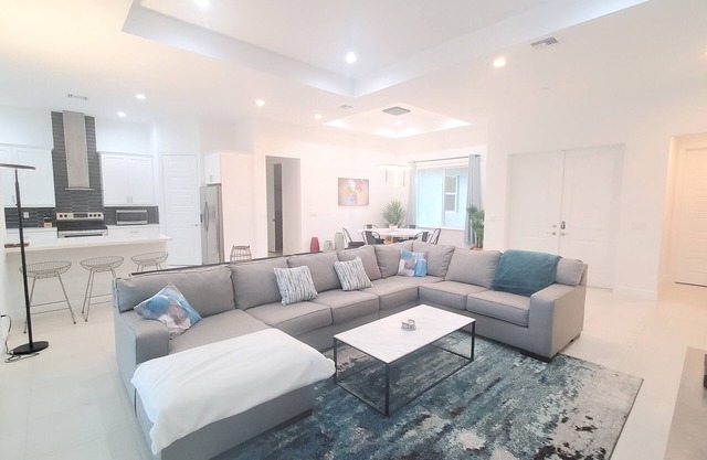 Exquisite Home 5 Beds with Pool & Jacuzzi