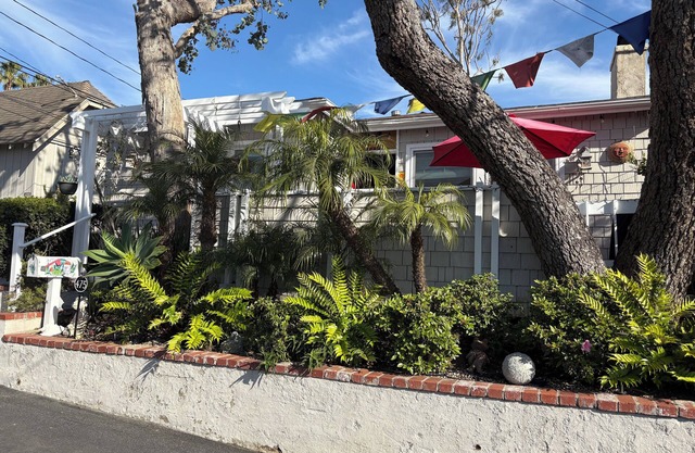 Exquisite L.B. House Within Walking Distance to Beach and Town