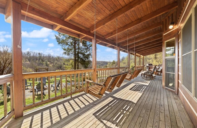 Exquisite, luxurious, stunning view, private, authentic log cabin