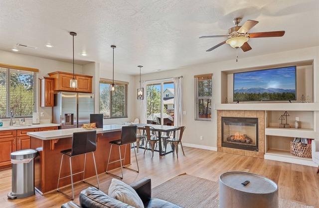 Exquisite Mountain Sanctuary, Superb Location, Abundant Amenities, Pool Table!