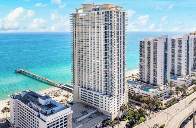 Exquisite Oceanfront 2-bedroom condo with wraparound balconay in Sunny Isles