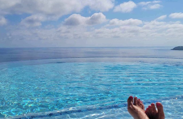 EXQUISITE Oceanview Studio Villa, Luxury Infinity Pool above Morningstar Beach
