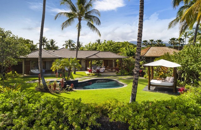 Exquisite Oceanview Estate w/Private Pool, Hot Tub & AC: Kahikole Street 218