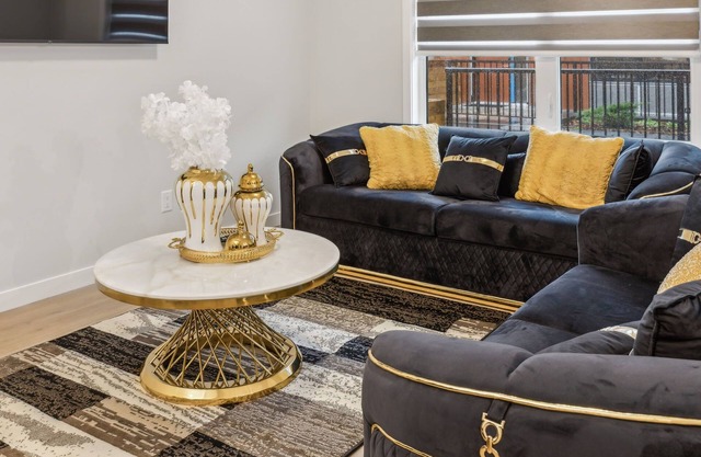Exquisitely Furnished 2Bed Townhouse 5 Mins to Downtown