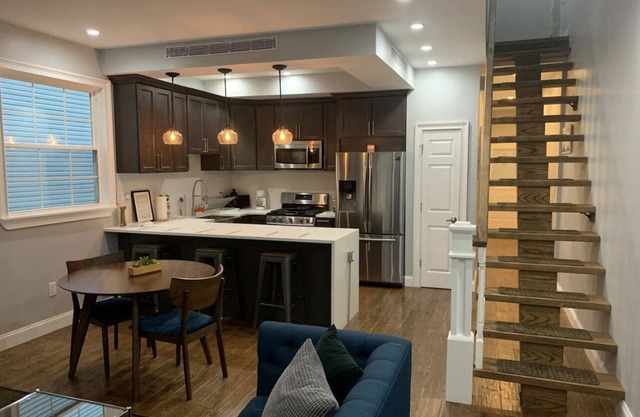 Extra Large 3 Bedrooms with 3 Bathrooms close to Downtown