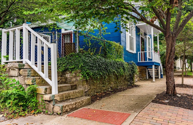 Extremely clean! Beautiful Home 2 Blocks To Main St & 2 Blocks To The Ohio River