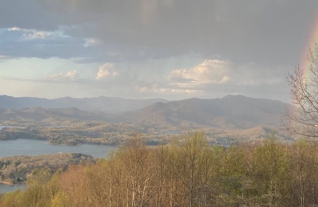 'Eye Candy' Breathtaking Mountain and Lake Views! Hot Tub