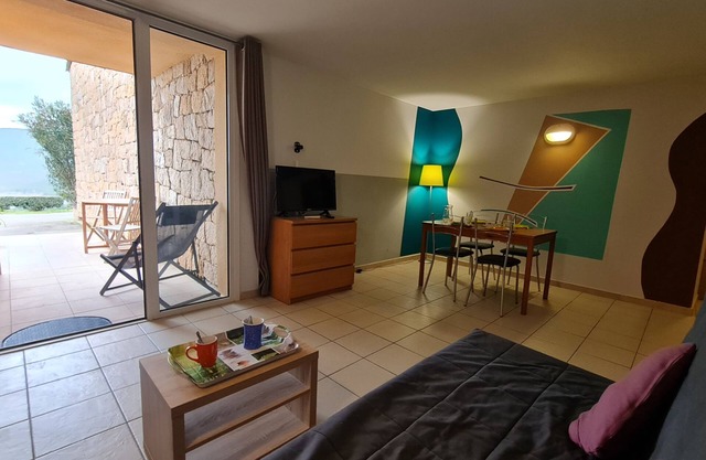 F2 air conditioning, Wi-Fi, washing machine, sea view. Residence: swimming pool