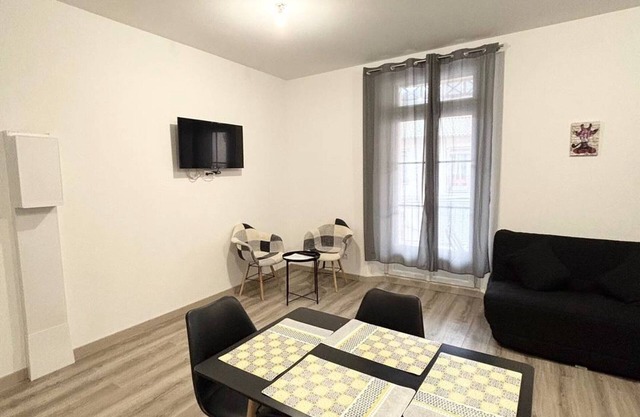 F2 furnished with balcony, A/C, WIFI, pets allowed - 50m from the spa