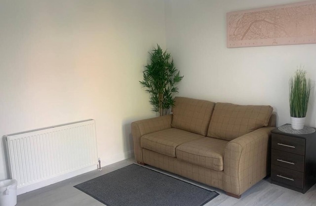 Fab 5 Bedroom Home in Greater London & office space