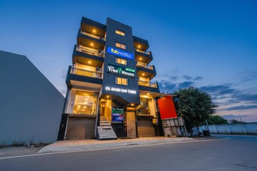 FabHotel Tree House - Nr Yashobhoomi Convention Centre