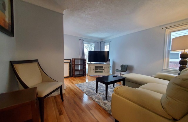 Fabulous 3-bedroom house in Detroit with WiFi, AC. Start your adventure