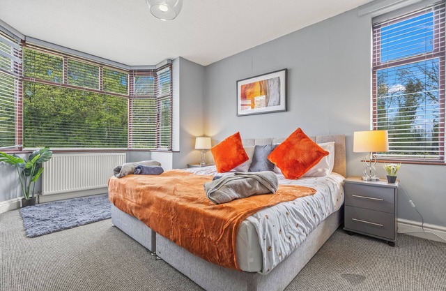 Fabulous 4-bedroom house with WiFi in Coventry