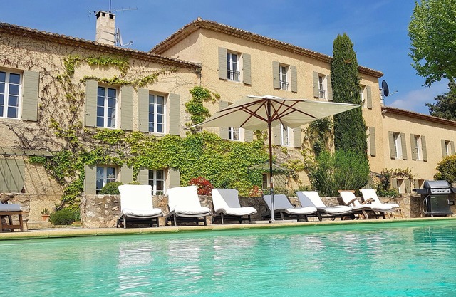 Fabulous 7 bedroom 18 century Mas - Heated Pool. Pet friendly, 25 mins Aix en P
