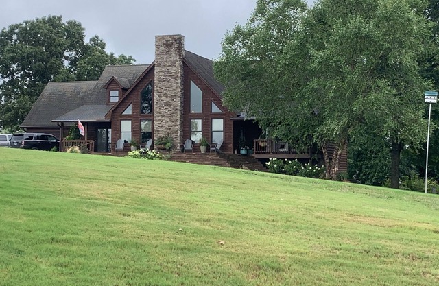 Fabulous Lakeview home with stone fireplace located in Springville/Buchanan