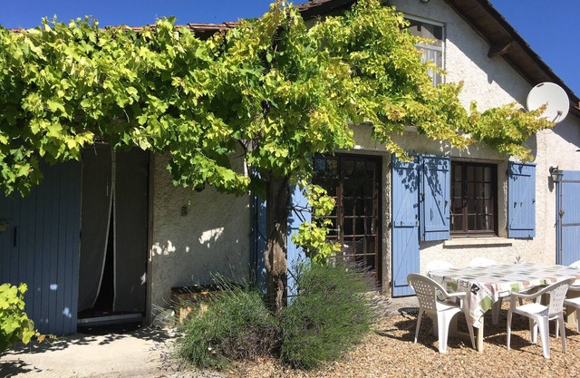 Fabulous location- Farmhouse with heated pool & sauna near Brantome & Aubetere