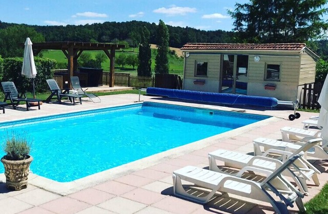 Fabulous location- Pretty Cottage - heated pool and sauna