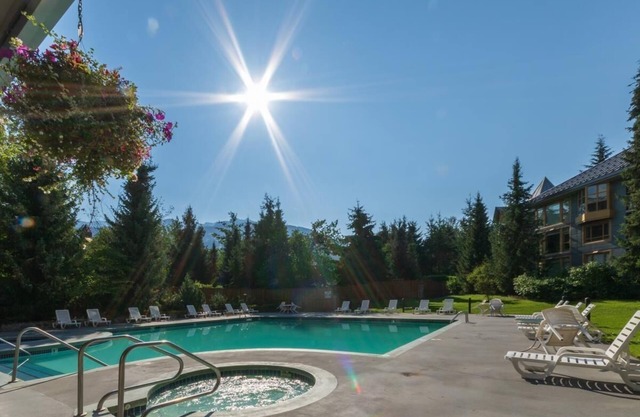 Fabulous Mountain View Studio with pool & hot tub at Cascade Lodge