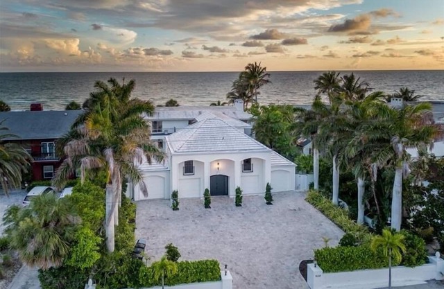 Fabulous one of a kind direct beach/gulf front home-Sleeps 14