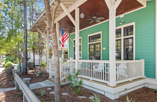 Fabulous Outdoor Space! Golf Cart! Minutes from the new Camp Watercolor!