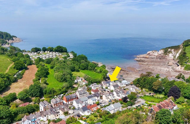 Fabulous Seafront House with 2 free parking spots, right on the beach