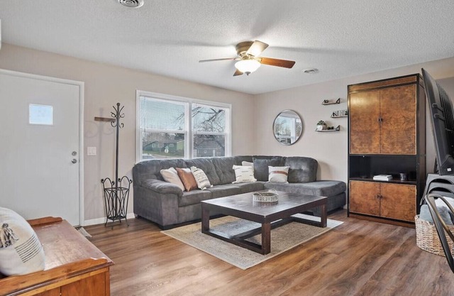 Fairmont · ★Pet Friendly★Large Fenced Backyard★Covered Patio