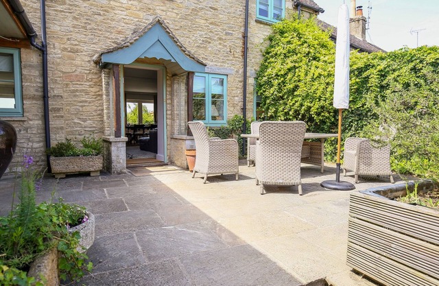 FAIRVIEW COTTAGE, pet friendly in Milton-Under-Wychwood