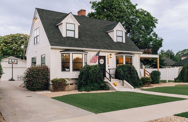 Fairview House Historic 5BR Sleeps 10 Golf Views + Hot Tub