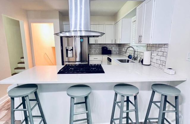 Fairway Getaway: Your Spacious Retreat in Atlanta!