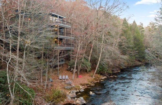 Falcons Nest- Pet Friendly | River Front Home | Outdoor Fire Pit | Fightingtown Creek