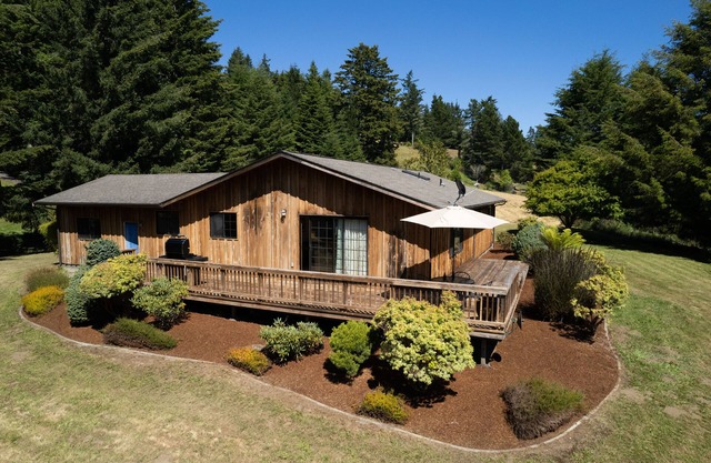 ☀️🌲Falcons Perch: Nature Lover's Dream, in coastal hills above Blue Lake🪶