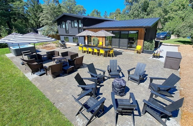 Fall 2 nt min Bright modern retreat w/private hot tub Beach1 Block Fire Pit