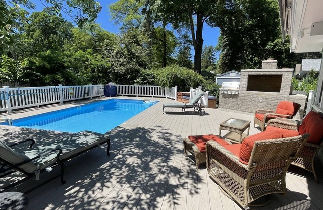 Fall 2 nt min Private heated pool hot tub large deck blocks to Berrien beach