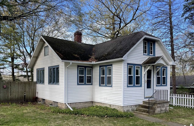 Fall 2023 Sale -- Lake Cottage Southwest Michigan