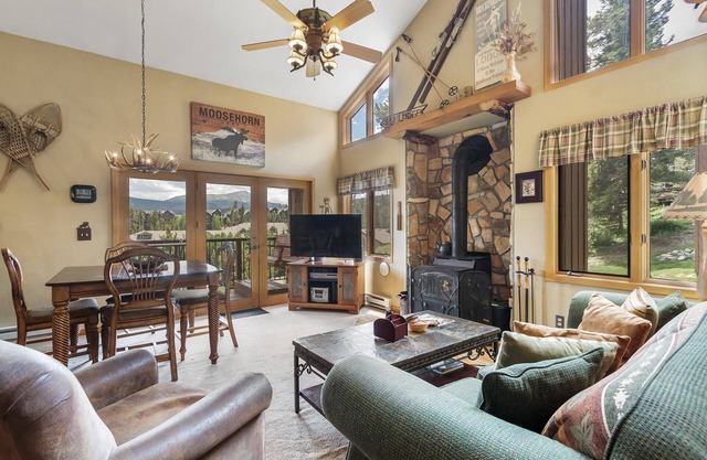Fall Availability! Cozy Ski-in/Ski-out Condo! Mountain Views! Shared Hot Tub!