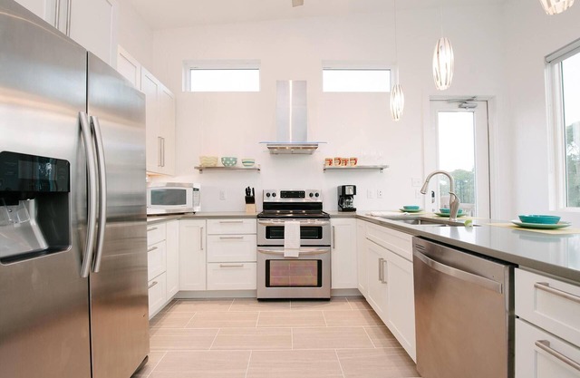 Fall Availability! Dog-friendly! Two minute walk to beach!